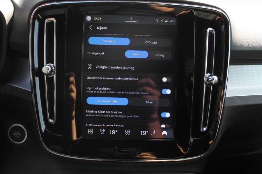 Volvo XC40 2.0 177PK Automaat Plus Black Edition Google infotainment / 20" lichtmetalen velgen / Getinte ramen vanaf de B-stijl / Verwarmbare zitplaatsen voor / Harman Kardon Audio installatie