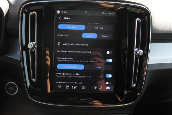Volvo XC40 2.0 177PK Automaat Plus Black Edition Google infotainment / 20" lichtmetalen velgen / Getinte ramen vanaf de B-stijl / Verwarmbare zitplaatsen voor / Harman Kardon Audio installatie