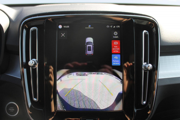 Volvo XC40 2.0 177PK Automaat Plus Black Edition Google infotainment / 20" lichtmetalen velgen / Getinte ramen vanaf de B-stijl / Verwarmbare zitplaatsen voor / Harman Kardon Audio installatie