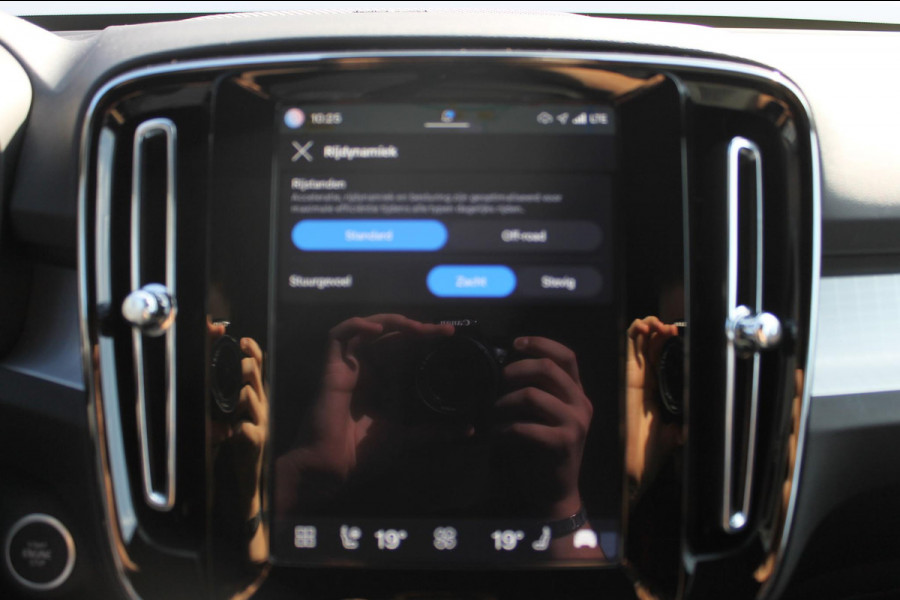 Volvo XC40 2.0 177PK Automaat Plus Black Edition Google infotainment / 20" lichtmetalen velgen / Getinte ramen vanaf de B-stijl / Verwarmbare zitplaatsen voor / Harman Kardon Audio installatie