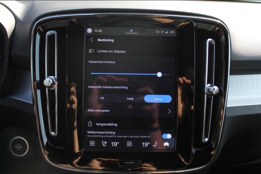 Volvo XC40 2.0 177PK Automaat Plus Black Edition Google infotainment / 20" lichtmetalen velgen / Getinte ramen vanaf de B-stijl / Verwarmbare zitplaatsen voor / Harman Kardon Audio installatie