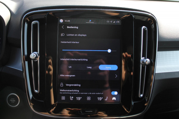Volvo XC40 2.0 177PK Automaat Plus Black Edition Google infotainment / 20" lichtmetalen velgen / Getinte ramen vanaf de B-stijl / Verwarmbare zitplaatsen voor / Harman Kardon Audio installatie