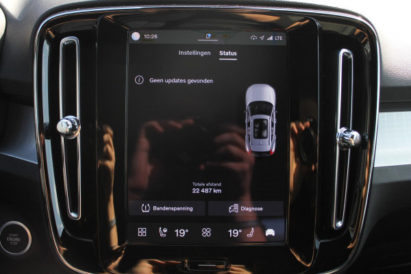 Volvo XC40 2.0 177PK Automaat Plus Black Edition Google infotainment / 20" lichtmetalen velgen / Getinte ramen vanaf de B-stijl / Verwarmbare zitplaatsen voor / Harman Kardon Audio installatie