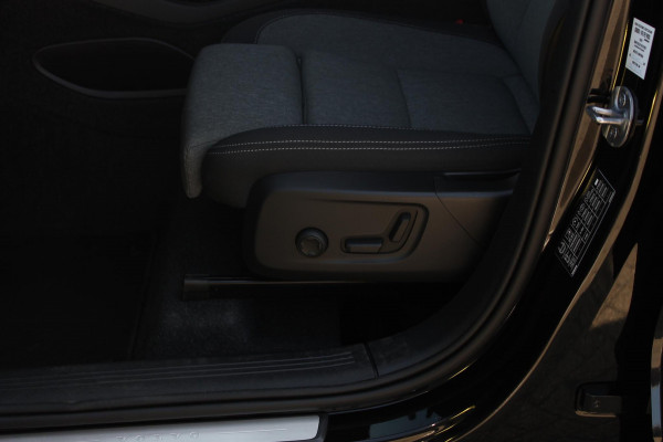 Volvo XC40 2.0 177PK Automaat Plus Black Edition Google infotainment / 20" lichtmetalen velgen / Getinte ramen vanaf de B-stijl / Verwarmbare zitplaatsen voor / Harman Kardon Audio installatie