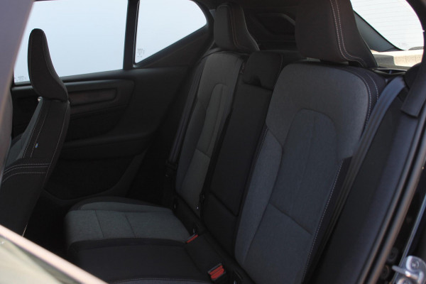 Volvo XC40 2.0 177PK Automaat Plus Black Edition Google infotainment / 20" lichtmetalen velgen / Getinte ramen vanaf de B-stijl / Verwarmbare zitplaatsen voor / Harman Kardon Audio installatie