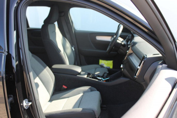 Volvo XC40 2.0 177PK Automaat Plus Black Edition Google infotainment / 20" lichtmetalen velgen / Getinte ramen vanaf de B-stijl / Verwarmbare zitplaatsen voor / Harman Kardon Audio installatie