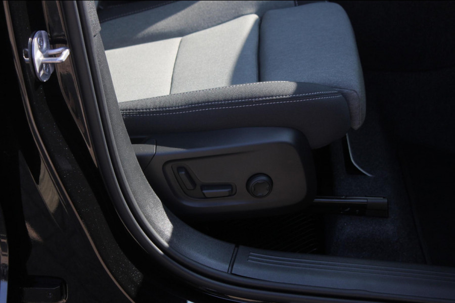 Volvo XC40 2.0 177PK Automaat Plus Black Edition Google infotainment / 20" lichtmetalen velgen / Getinte ramen vanaf de B-stijl / Verwarmbare zitplaatsen voor / Harman Kardon Audio installatie