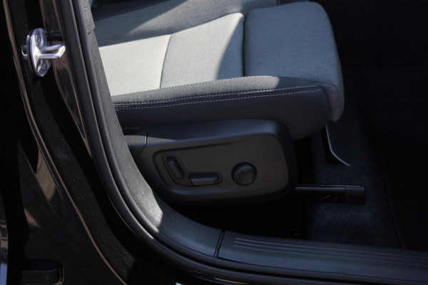 Volvo XC40 2.0 177PK Automaat Plus Black Edition Google infotainment / 20" lichtmetalen velgen / Getinte ramen vanaf de B-stijl / Verwarmbare zitplaatsen voor / Harman Kardon Audio installatie