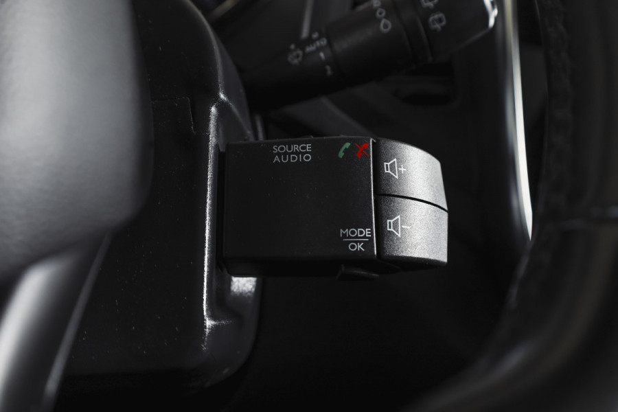 Renault Captur 1.3 TCe 150 PK Version S - Automaat | Pano | Trekhaak | Cruise | PDC | Camera | NAV+Android Auto | ECC | LM 17" |