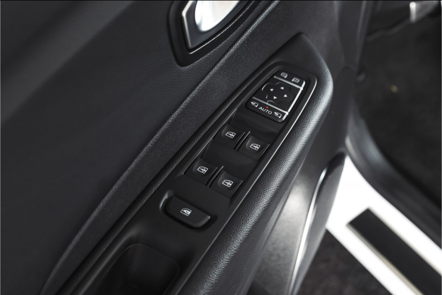 Renault Captur 1.3 TCe 150 PK Version S - Automaat | Pano | Trekhaak | Cruise | PDC | Camera | NAV+Android Auto | ECC | LM 17" |