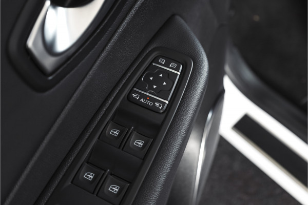 Renault Captur 1.3 TCe 150 PK Version S - Automaat | Pano | Trekhaak | Cruise | PDC | Camera | NAV+Android Auto | ECC | LM 17" |