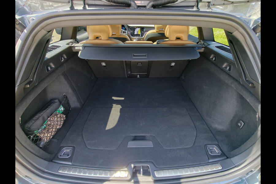 Volvo V60 T6 AWD 350PK Plug-in Hybrid Ultra Bright | Demo | BLIS | Stoelventilatie | Massage Stoelen | Panodak | 360 Camera | B&W |