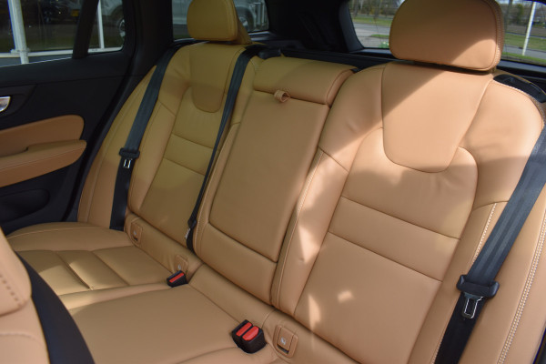 Volvo V60 T6 AWD 350PK Plug-in Hybrid Ultra Bright | Demo | BLIS | Stoelventilatie | Massage Stoelen | Panodak | 360 Camera | B&W |