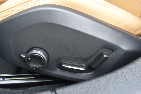 Volvo V60 T6 AWD 350PK Plug-in Hybrid Ultra Bright | Demo | BLIS | Stoelventilatie | Massage Stoelen | Panodak | 360 Camera | B&W |