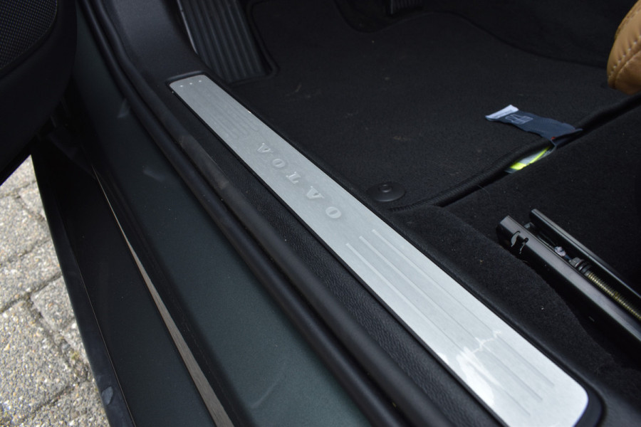 Volvo V60 T6 AWD 350PK Plug-in Hybrid Ultra Bright | Demo | BLIS | Stoelventilatie | Massage Stoelen | Panodak | 360 Camera | B&W |