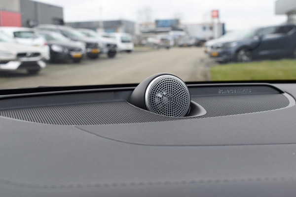 Volvo V60 T6 AWD 350PK Plug-in Hybrid Ultra Bright | Demo | BLIS | Stoelventilatie | Massage Stoelen | Panodak | 360 Camera | B&W |