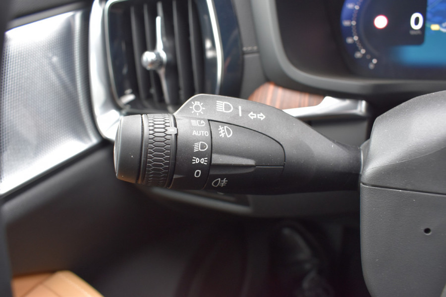 Volvo V60 T6 AWD 350PK Plug-in Hybrid Ultra Bright | Demo | BLIS | Stoelventilatie | Massage Stoelen | Panodak | 360 Camera | B&W |