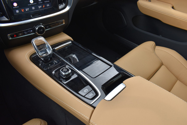 Volvo V60 T6 AWD 350PK Plug-in Hybrid Ultra Bright | Demo | BLIS | Stoelventilatie | Massage Stoelen | Panodak | 360 Camera | B&W |