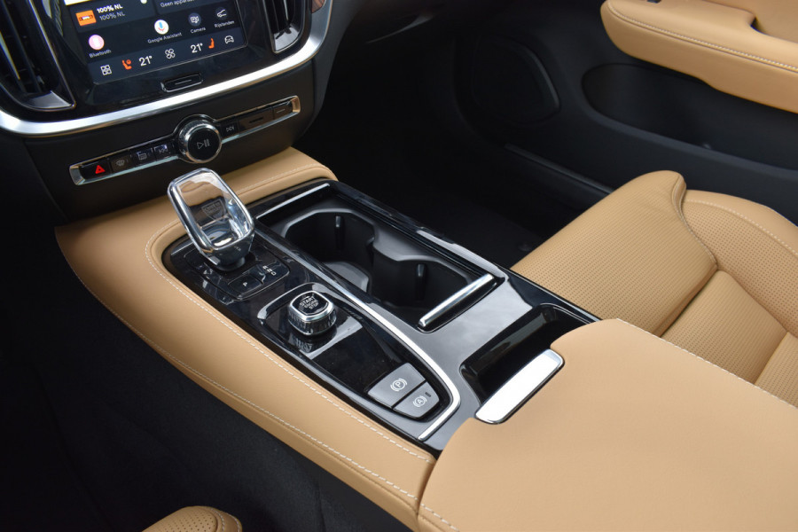 Volvo V60 T6 AWD 350PK Plug-in Hybrid Ultra Bright | Demo | BLIS | Stoelventilatie | Massage Stoelen | Panodak | 360 Camera | B&W |