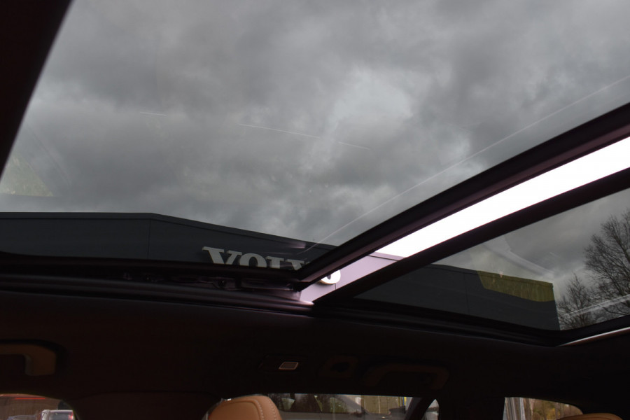 Volvo V60 T6 AWD 350PK Plug-in Hybrid Ultra Bright | Demo | BLIS | Stoelventilatie | Massage Stoelen | Panodak | 360 Camera | B&W |