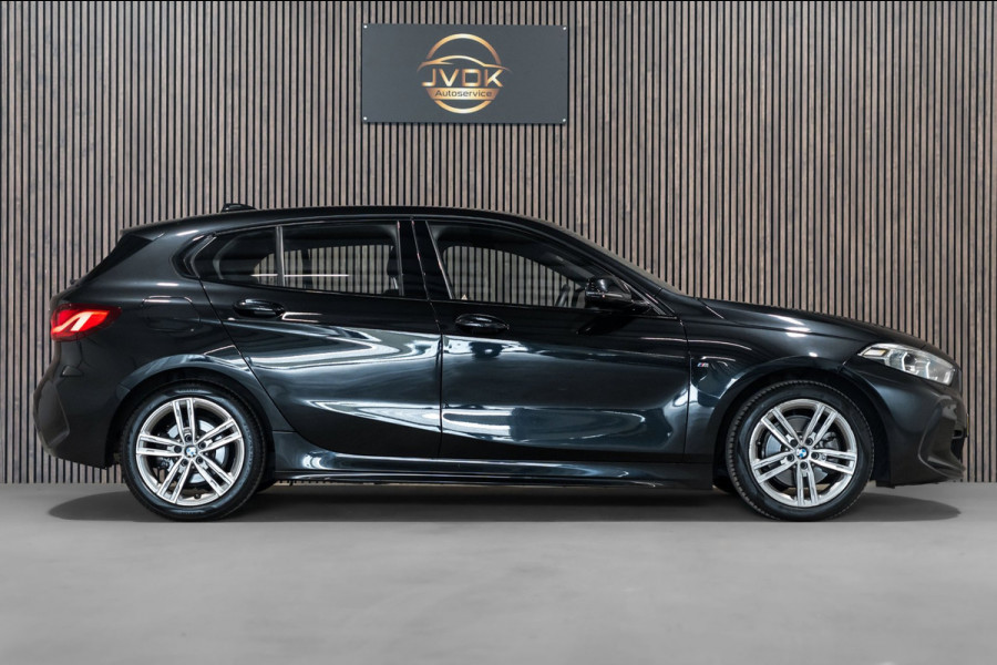 BMW 1-serie 118i Automaat M Pakket LED NAVI Sfeer Verlichting