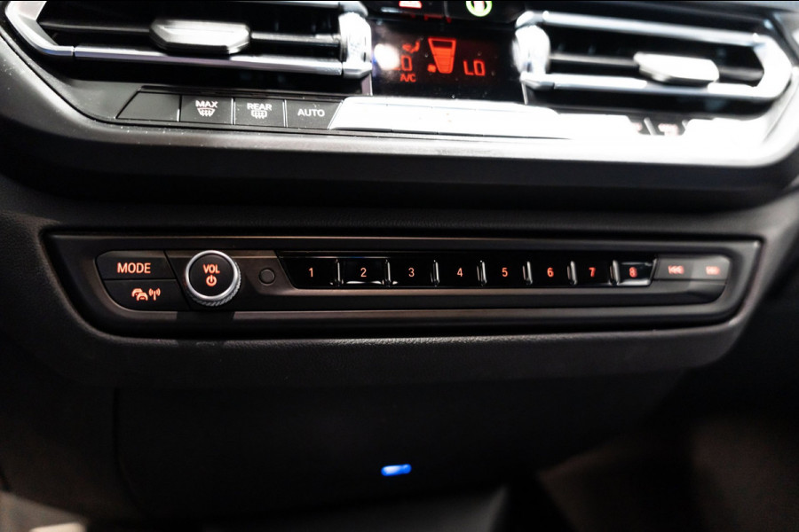 BMW 1-serie 118i Automaat M Pakket LED NAVI Sfeer Verlichting