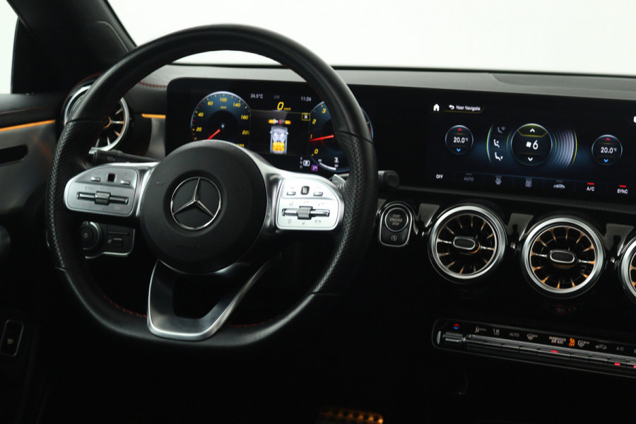 Mercedes-Benz CLA-Klasse 180 AMG Line (PANORAMADAK, STOELVERWARMING, SFEERVERLICHTING, CAMERA, CRUISE ADAPTIEF)