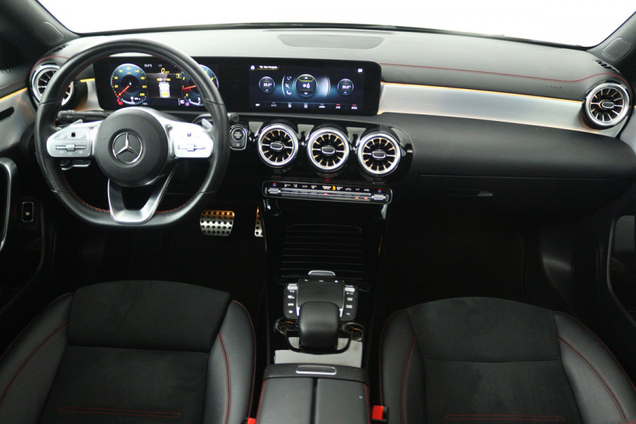 Mercedes-Benz CLA-Klasse 180 AMG Line (PANORAMADAK, STOELVERWARMING, SFEERVERLICHTING, CAMERA, CRUISE ADAPTIEF)