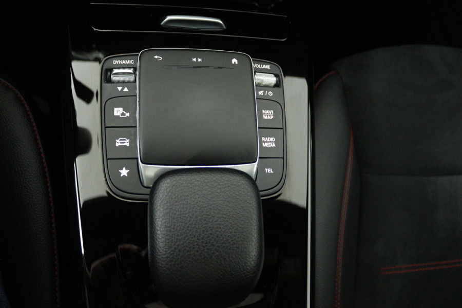 Mercedes-Benz CLA-Klasse 180 AMG Line (PANORAMADAK, STOELVERWARMING, SFEERVERLICHTING, CAMERA, CRUISE ADAPTIEF)