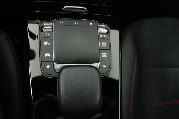 Mercedes-Benz CLA-Klasse 180 AMG Line (PANORAMADAK, STOELVERWARMING, SFEERVERLICHTING, CAMERA, CRUISE ADAPTIEF)