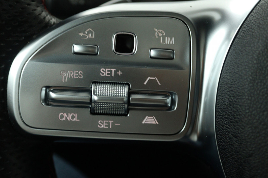 Mercedes-Benz CLA-Klasse 180 AMG Line (PANORAMADAK, STOELVERWARMING, SFEERVERLICHTING, CAMERA, CRUISE ADAPTIEF)