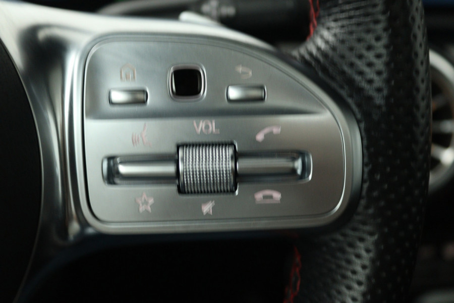 Mercedes-Benz CLA-Klasse 180 AMG Line (PANORAMADAK, STOELVERWARMING, SFEERVERLICHTING, CAMERA, CRUISE ADAPTIEF)