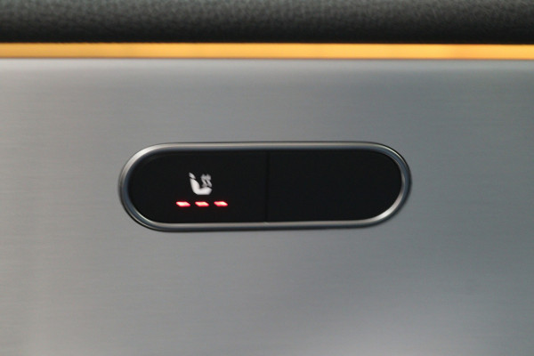 Mercedes-Benz CLA-Klasse 180 AMG Line (PANORAMADAK, STOELVERWARMING, SFEERVERLICHTING, CAMERA, CRUISE ADAPTIEF)