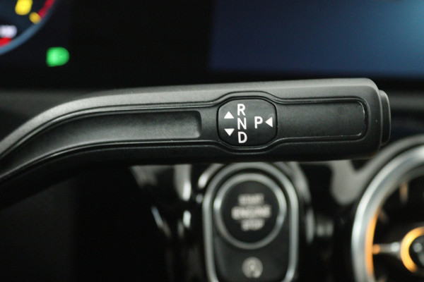 Mercedes-Benz CLA-Klasse 180 AMG Line (PANORAMADAK, STOELVERWARMING, SFEERVERLICHTING, CAMERA, CRUISE ADAPTIEF)