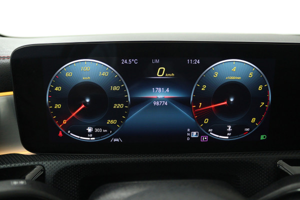 Mercedes-Benz CLA-Klasse 180 AMG Line (PANORAMADAK, STOELVERWARMING, SFEERVERLICHTING, CAMERA, CRUISE ADAPTIEF)