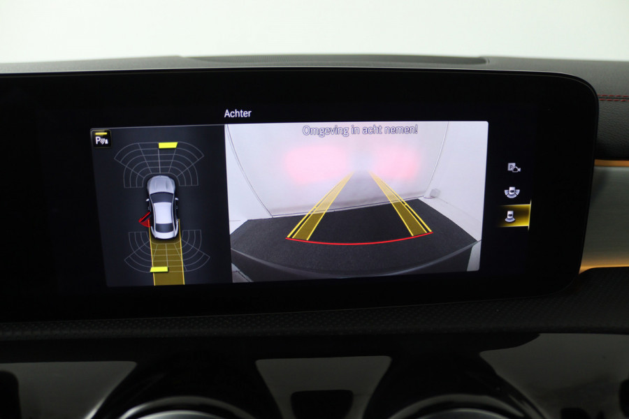 Mercedes-Benz CLA-Klasse 180 AMG Line (PANORAMADAK, STOELVERWARMING, SFEERVERLICHTING, CAMERA, CRUISE ADAPTIEF)
