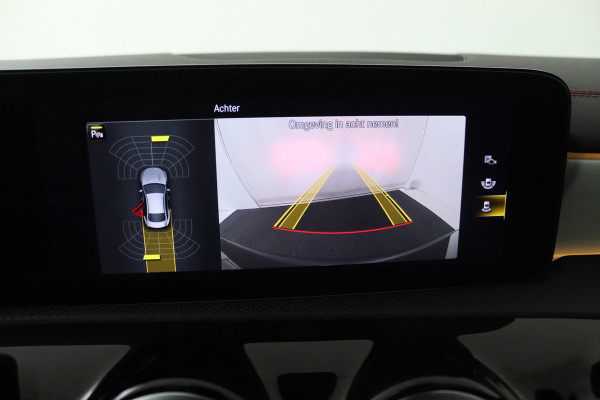 Mercedes-Benz CLA-Klasse 180 AMG Line (PANORAMADAK, STOELVERWARMING, SFEERVERLICHTING, CAMERA, CRUISE ADAPTIEF)