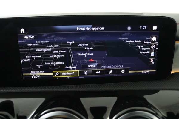 Mercedes-Benz CLA-Klasse 180 AMG Line (PANORAMADAK, STOELVERWARMING, SFEERVERLICHTING, CAMERA, CRUISE ADAPTIEF)