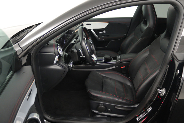 Mercedes-Benz CLA-Klasse 180 AMG Line (PANORAMADAK, STOELVERWARMING, SFEERVERLICHTING, CAMERA, CRUISE ADAPTIEF)