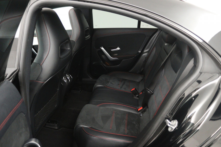 Mercedes-Benz CLA-Klasse 180 AMG Line (PANORAMADAK, STOELVERWARMING, SFEERVERLICHTING, CAMERA, CRUISE ADAPTIEF)