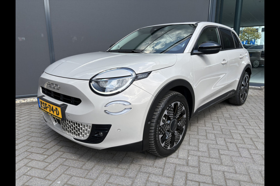 Fiat 600E La Prima 54 kWh Achteruitrijcamera - Apple carplay - Draadloze telefoonoplader - Parkeersensoren - Navigatie - Airco - Stoelverwarming - Voorstoelen met massagefunctie - Licht metalen velgen 18 inch - Keyles Cruise control - Dodehoek detector - Extra getint glas achter - Regensensor - Led verlichting - Stuur multifunctioneel