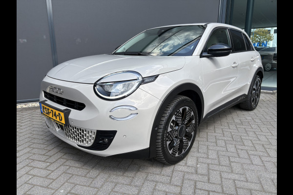Fiat 600E La Prima 54 kWh Achteruitrijcamera - Apple carplay - Draadloze telefoonoplader - Parkeersensoren - Navigatie - Airco - Stoelverwarming - Voorstoelen met massagefunctie - Licht metalen velgen 18 inch - Keyles Cruise control - Dodehoek detector - Extra getint glas achter - Regensensor - Led verlichting - Stuur multifunctioneel