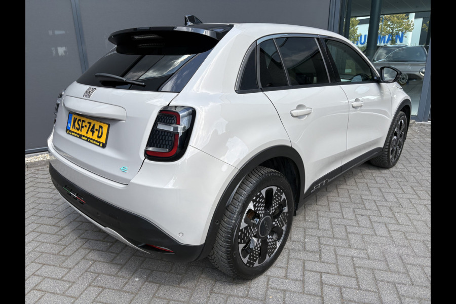 Fiat 600E La Prima 54 kWh Achteruitrijcamera - Apple carplay - Draadloze telefoonoplader - Parkeersensoren - Navigatie - Airco - Stoelverwarming - Voorstoelen met massagefunctie - Licht metalen velgen 18 inch - Keyles Cruise control - Dodehoek detector - Extra getint glas achter - Regensensor - Led verlichting - Stuur multifunctioneel