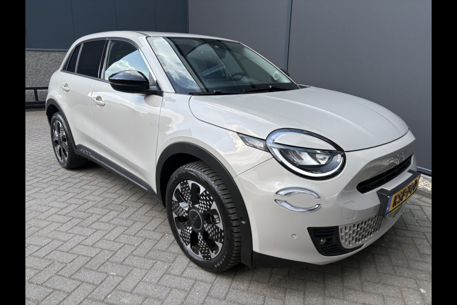 Fiat 600E La Prima 54 kWh Achteruitrijcamera - Apple carplay - Draadloze telefoonoplader - Parkeersensoren - Navigatie - Airco - Stoelverwarming - Voorstoelen met massagefunctie - Licht metalen velgen 18 inch - Keyles Cruise control - Dodehoek detector - Extra getint glas achter - Regensensor - Led verlichting - Stuur multifunctioneel