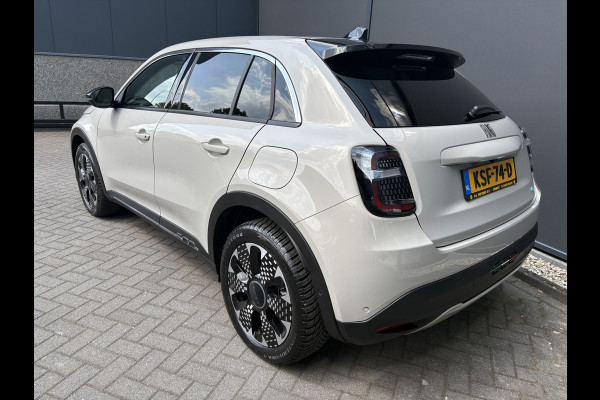 Fiat 600E La Prima 54 kWh Achteruitrijcamera - Apple carplay - Draadloze telefoonoplader - Parkeersensoren - Navigatie - Airco - Stoelverwarming - Voorstoelen met massagefunctie - Licht metalen velgen 18 inch - Keyles Cruise control - Dodehoek detector - Extra getint glas achter - Regensensor - Led verlichting - Stuur multifunctioneel