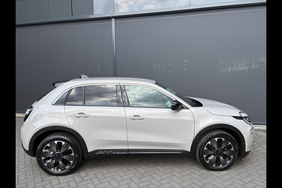 Fiat 600E La Prima 54 kWh Achteruitrijcamera - Apple carplay - Draadloze telefoonoplader - Parkeersensoren - Navigatie - Airco - Stoelverwarming - Voorstoelen met massagefunctie - Licht metalen velgen 18 inch - Keyles Cruise control - Dodehoek detector - Extra getint glas achter - Regensensor - Led verlichting - Stuur multifunctioneel