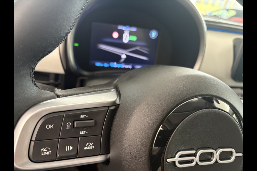 Fiat 600E La Prima 54 kWh Achteruitrijcamera - Apple carplay - Draadloze telefoonoplader - Parkeersensoren - Navigatie - Airco - Stoelverwarming - Voorstoelen met massagefunctie - Licht metalen velgen 18 inch - Keyles Cruise control - Dodehoek detector - Extra getint glas achter - Regensensor - Led verlichting - Stuur multifunctioneel