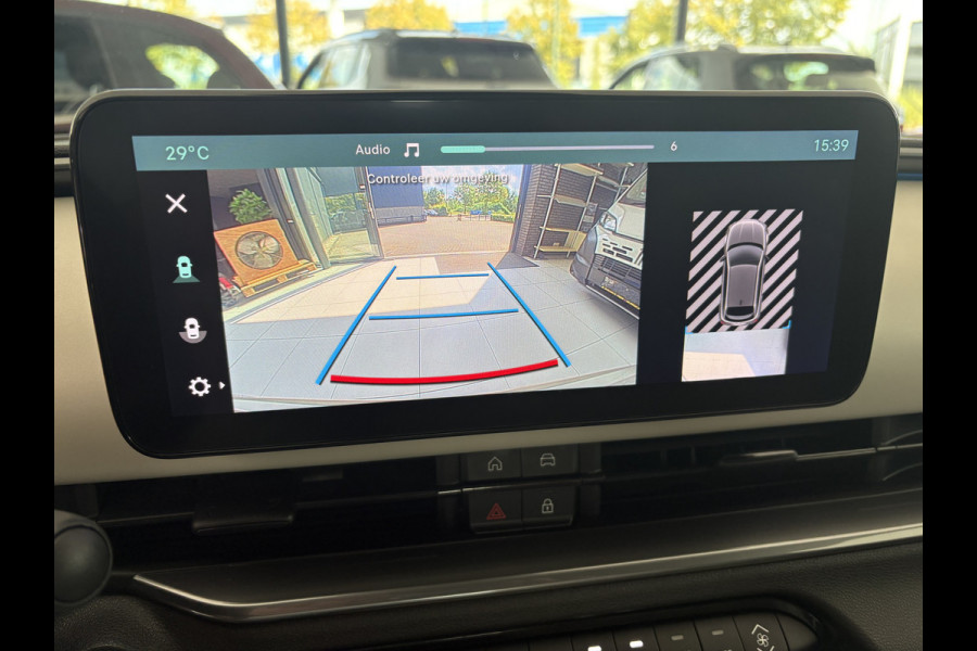 Fiat 600E La Prima 54 kWh Achteruitrijcamera - Apple carplay - Draadloze telefoonoplader - Parkeersensoren - Navigatie - Airco - Stoelverwarming - Voorstoelen met massagefunctie - Licht metalen velgen 18 inch - Keyles Cruise control - Dodehoek detector - Extra getint glas achter - Regensensor - Led verlichting - Stuur multifunctioneel