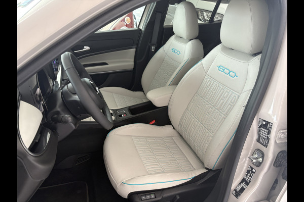 Fiat 600E La Prima 54 kWh Achteruitrijcamera - Apple carplay - Draadloze telefoonoplader - Parkeersensoren - Navigatie - Airco - Stoelverwarming - Voorstoelen met massagefunctie - Licht metalen velgen 18 inch - Keyles Cruise control - Dodehoek detector - Extra getint glas achter - Regensensor - Led verlichting - Stuur multifunctioneel
