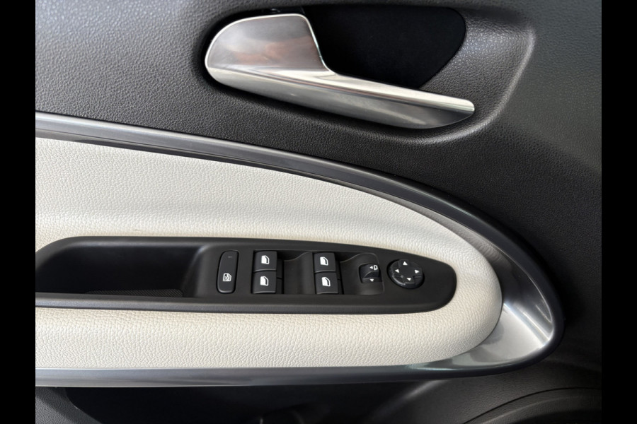 Fiat 600E La Prima 54 kWh Achteruitrijcamera - Apple carplay - Draadloze telefoonoplader - Parkeersensoren - Navigatie - Airco - Stoelverwarming - Voorstoelen met massagefunctie - Licht metalen velgen 18 inch - Keyles Cruise control - Dodehoek detector - Extra getint glas achter - Regensensor - Led verlichting - Stuur multifunctioneel